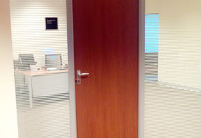 Монтаж ламинированных дверей с фрамугой в телескопической раме  выполнен компанией NAYADA-Самара для офиса в автосалоне Лексус.